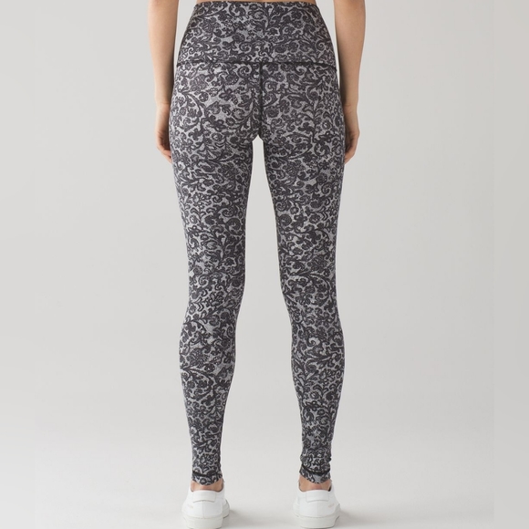 Lululemon Wunder Under Pant (Hi-Rise)Mini Cinder Lace White Black, size 4. - Picture 3 of 3